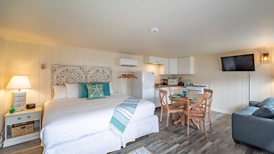Settle into an airy studio with dining, TV, and kitchenette.