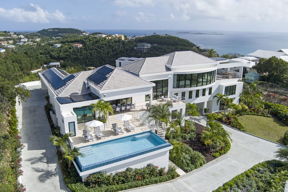 Bakkero Villa has a wrap around driveway that makes parking easy