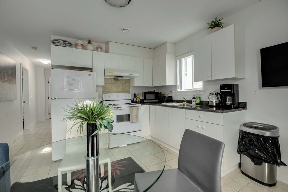Fully Equipped Kitchen - Everything you need to cook at home: full-size fridge, oven, microwave, and coffee maker, all set in a spotless and functional layout.
