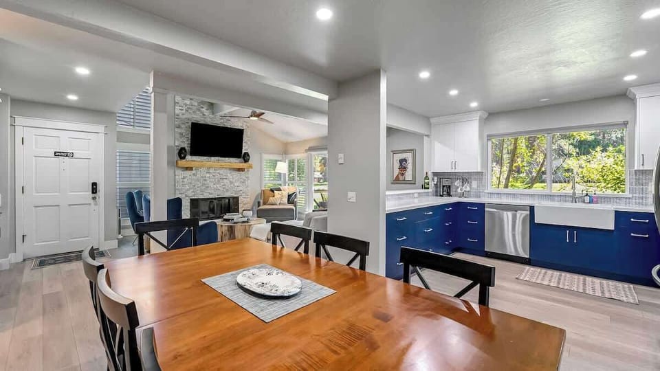 Dining area close to the kitchen and living room
