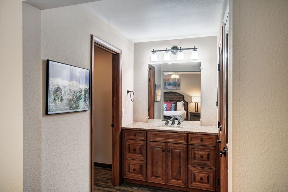 Spacious Ensuite Bathroom Vanity