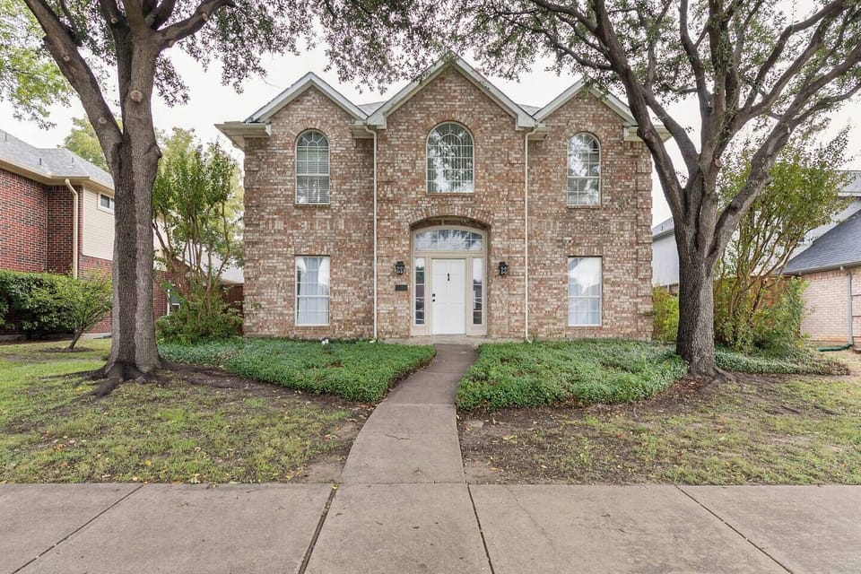 Stunning 2-Story Escape: Self-check-in ease & smart convenience await!