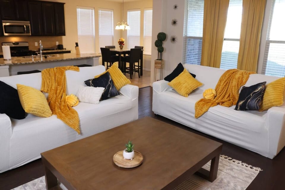 Bright and spacious living room ideal for family gatherings. Relax on cozy seating after a day at In-Sync Exotics or shopping at Woodbridge Crossing. Close to Wylie schools and parks, it’s the perfect spot to unwind with easy access to local dining.