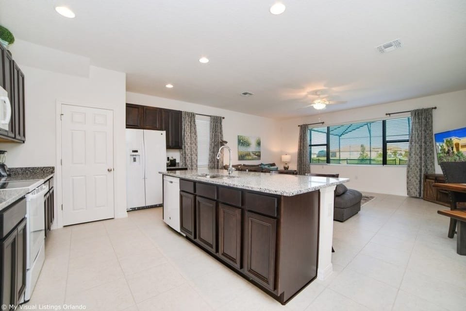 Open-concept dining and kitchen area, ideal for family meals and gatherings.