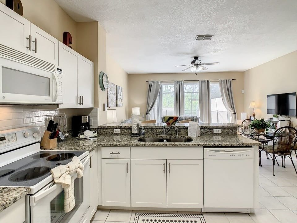 Fully equipped kitchen with stylish granite countertops and all essentials for cooking.