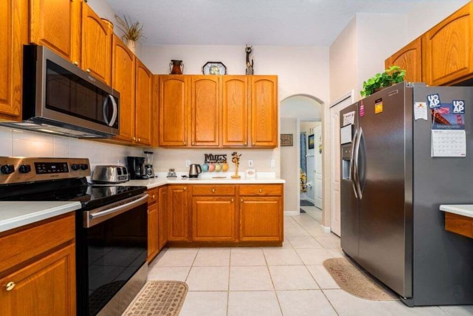 KITCHEN: Fully Equipped with Coffee Maker, Blender, Toaster and Electric Tea Kettle