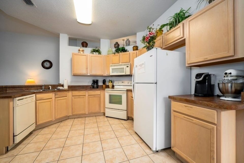 KITCHEN: Fully Equipped with Refrigerator, Microwave, Stove and Dishwasher