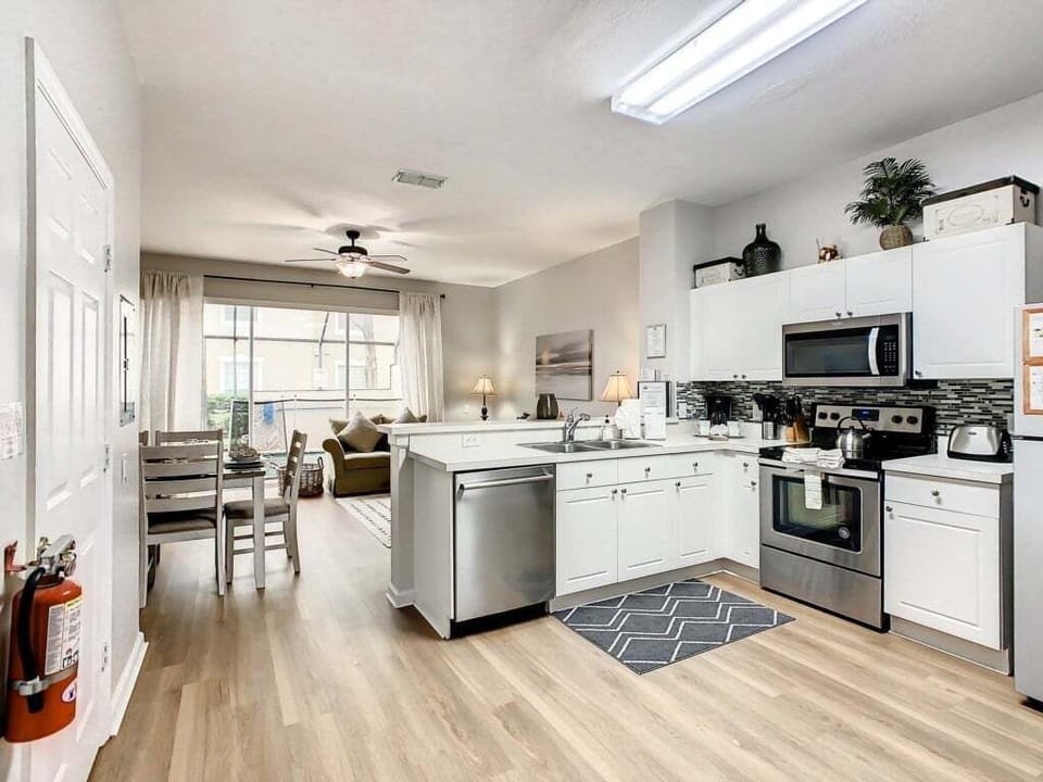 Bright open kitchen and dining area, perfect for family meals and gatherings.