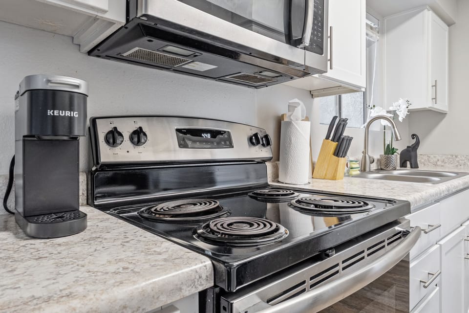 🍳 Fully equipped kitchen with stainless steel appliances.