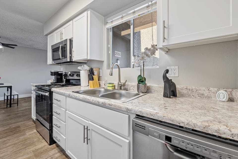 🧊 Modern fridge and ample counter space for easy meal prep.