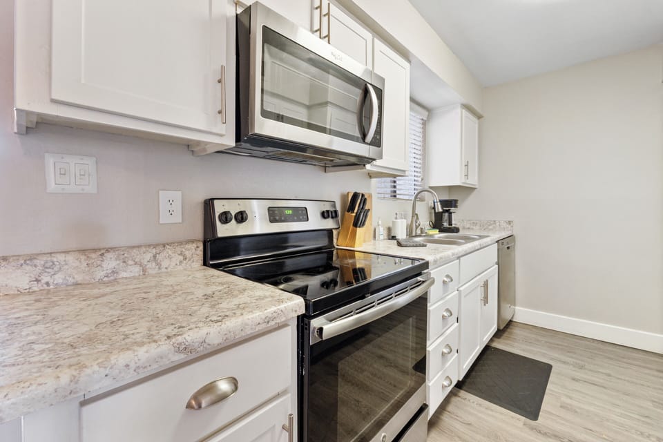  Fully equipped kitchen with stainless steel appliances.
