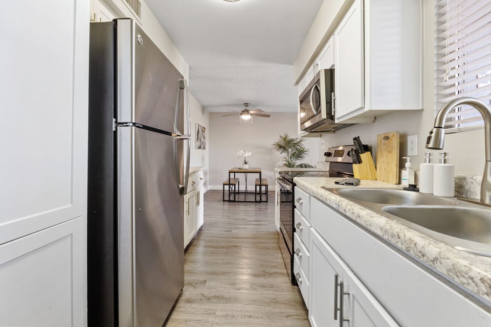  Fully equipped kitchen with stainless steel appliances.