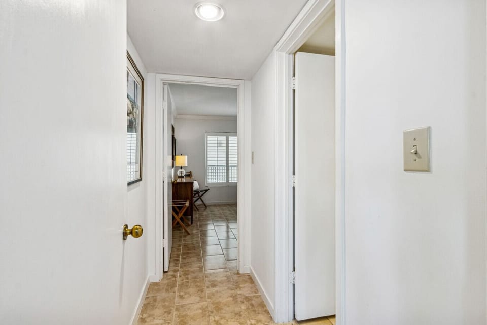 Entry to 2nd bedroom