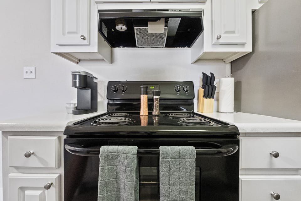 🍳 Fully equipped kitchen with appliances.