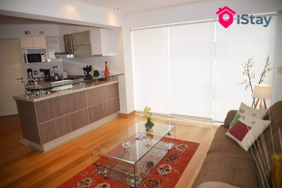 Sala y cocina + balcón