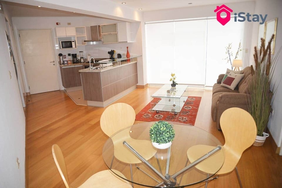 Vista de sala-comedor-cocina y balcón