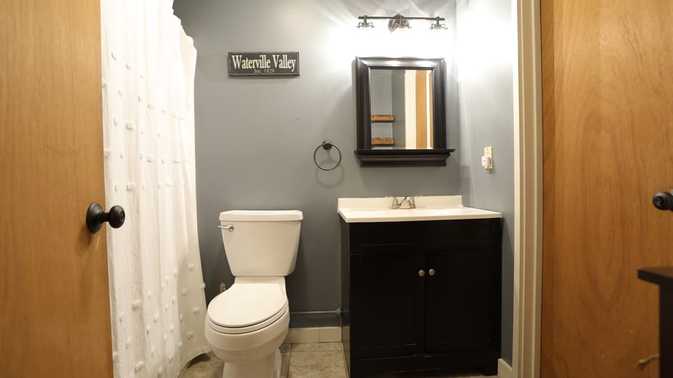 Master Full Bathroom in Waterville Condo