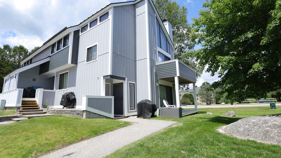 Front Entrance at Sunny Side condo across from Town Square