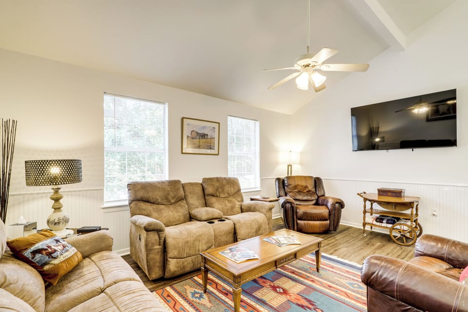 Brenham Vacation Rental | 2BR | 1BA | 1,100 Sq Ft | Stairs to Enter