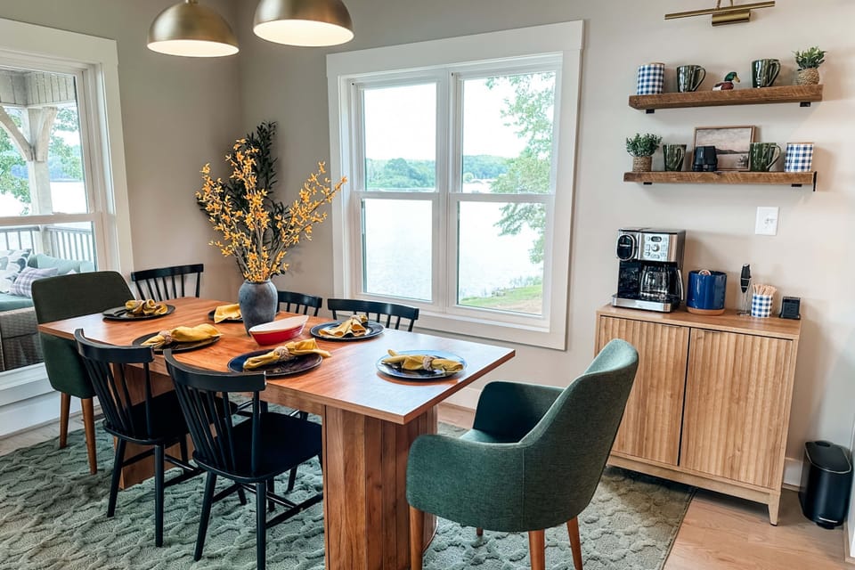 Dining Room and Coffee bar at the Mallards Nest