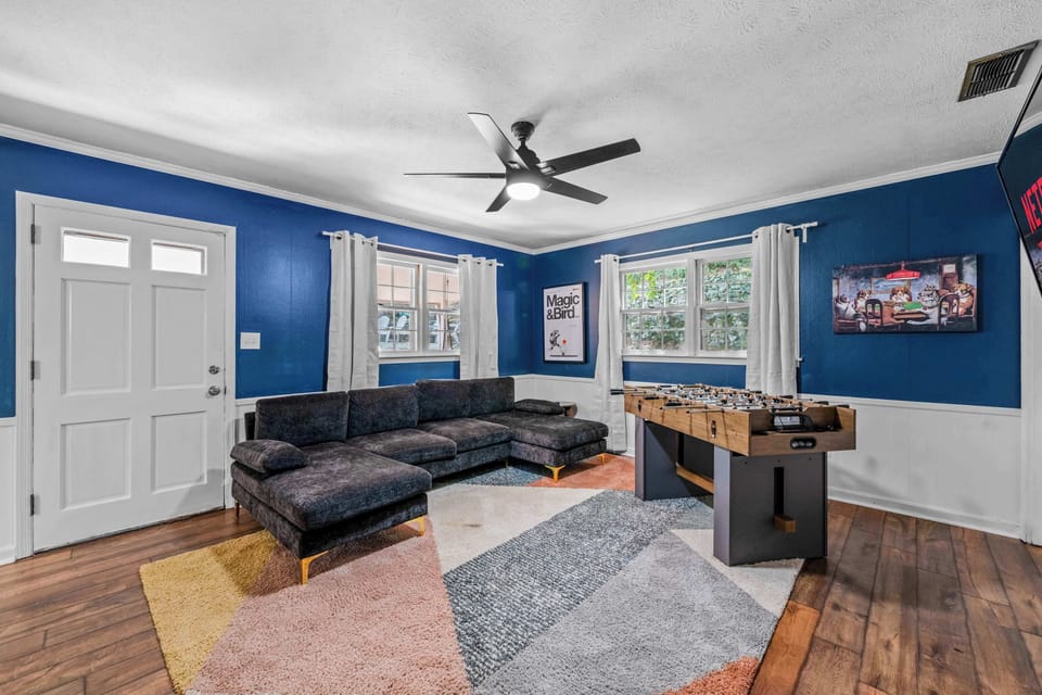 Game nights and cozy vibes await. Book your Columbus getaway!