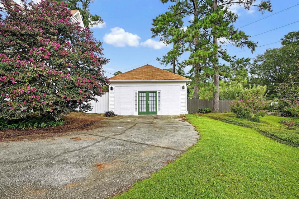 Welcome to your cozy Augusta carriage house retreat!