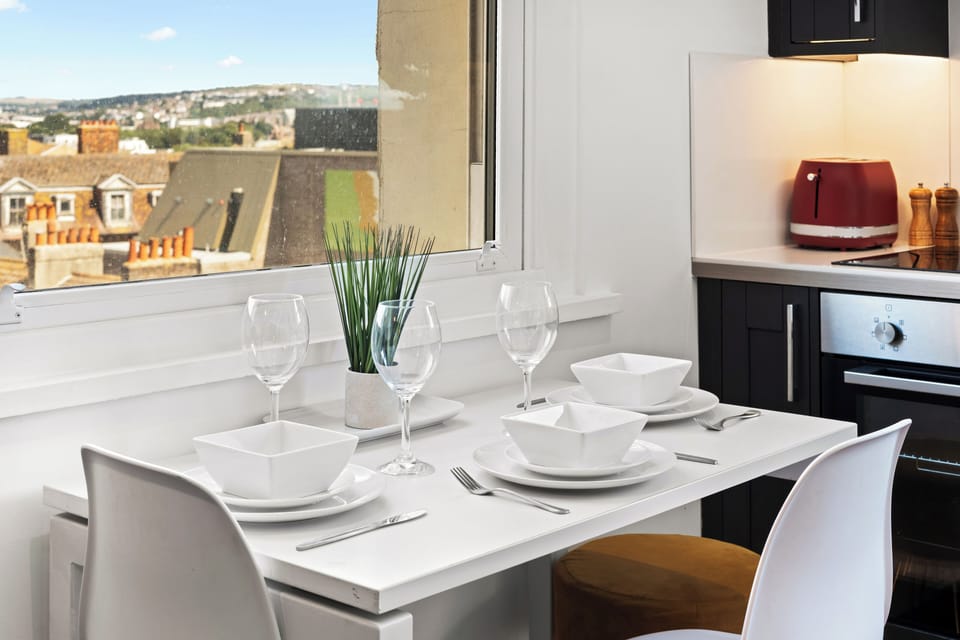 Dining table/work space with city views - perfect for relaxed morning coffees.