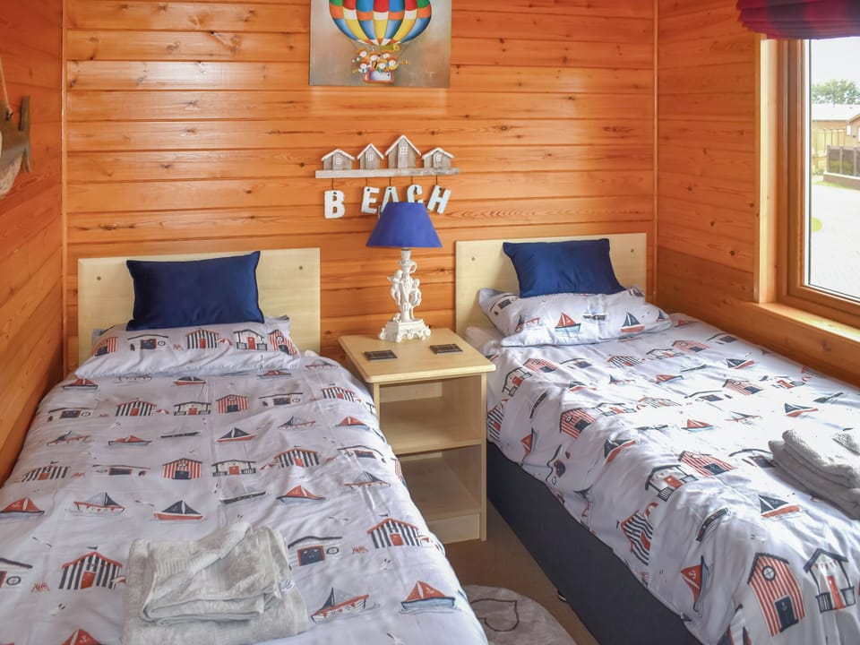 Twin bedroom | The Dragons Den, Ilfracombe