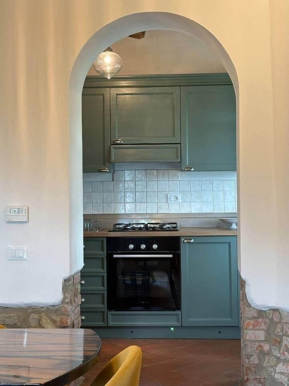 Vista della cucina dal salotto: uno spazio luminoso e funzionale, con tavolo da pranzo perfetto per condividere pasti in compagnia, tra comfort e atmosfera familiare.
