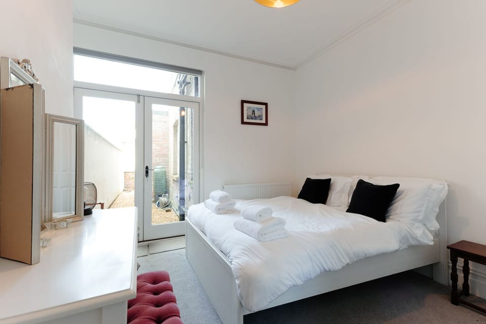Double bedroom featuring wardrobe and dressing table