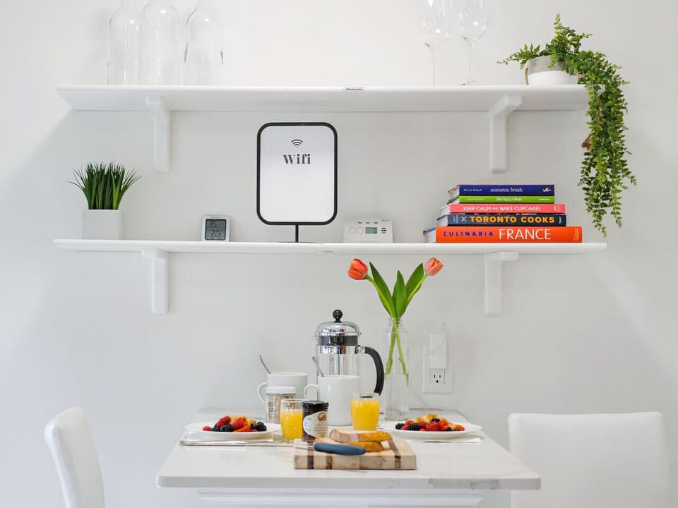 Sunny breakfast nook—perfect for morning coffee, casual meals, or planning the day’s adventures.