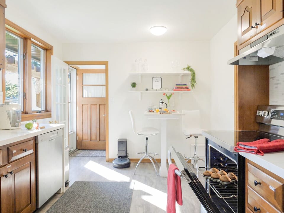 Enjoy natural light, plenty of workspace, and a comfortable spot for breakfast or afternoon snacks.
