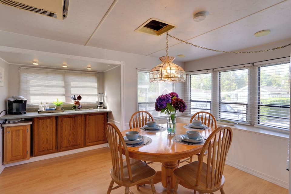 Dining Table | Dishware/Flatware