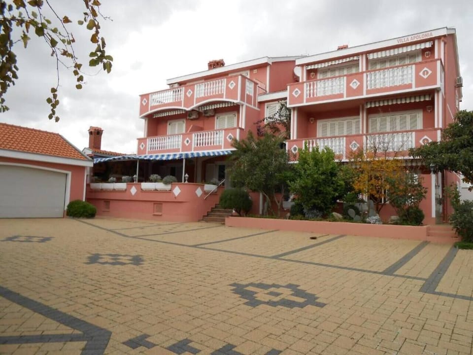 Villa Apolonia Booking Apartment with car park Space