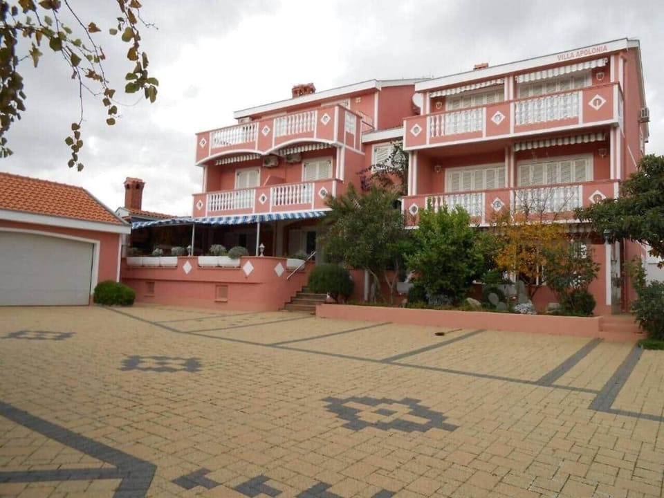 Villa Apolonia Booking Apartment with car park Space