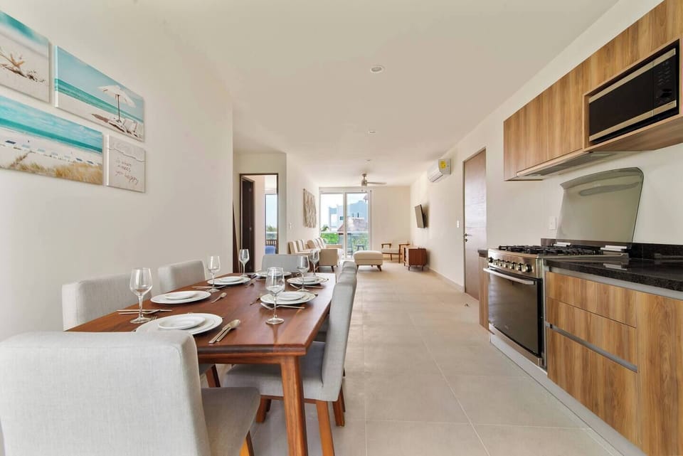 pacious dining area with table for 6, dinnerware, and wine glasses included.
