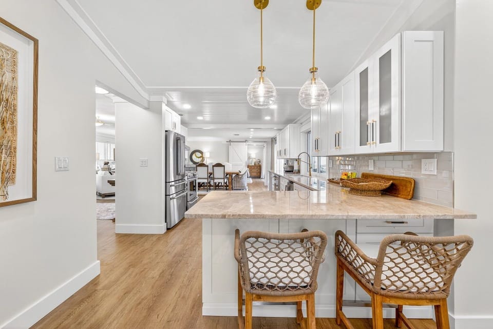 Kitchen with counter seating