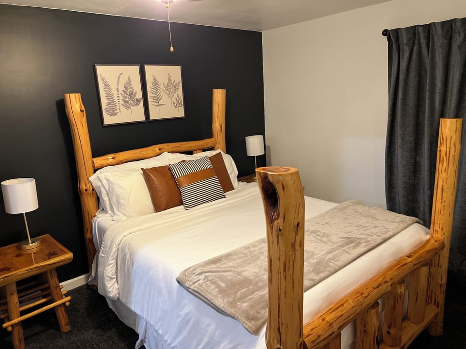 Bedroom with Queen bed