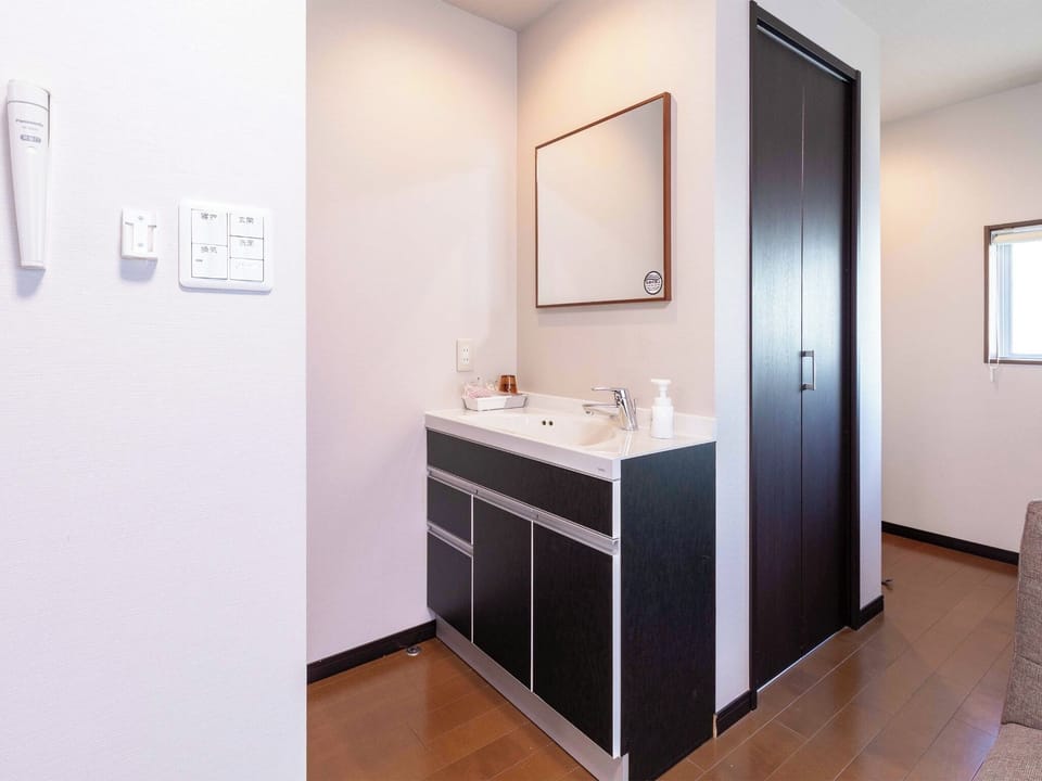 ・[Twin A/Bathroom] A clean washroom space where you can start your morning preparations comfortably
