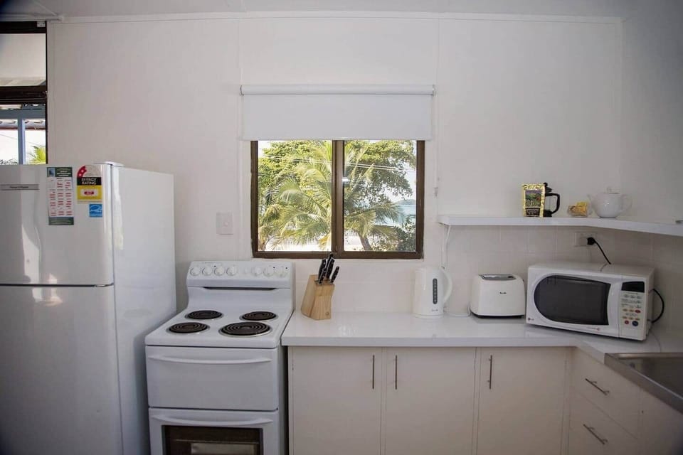 Apollo Jewel 5 - 2 Bedroom Budget Beach Views - Kitchen View
