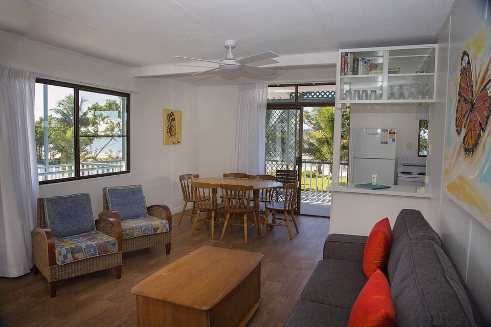 Apollo Jewel 5 - 2 Bedroom Budget Beach Views - Kitchen Lounge