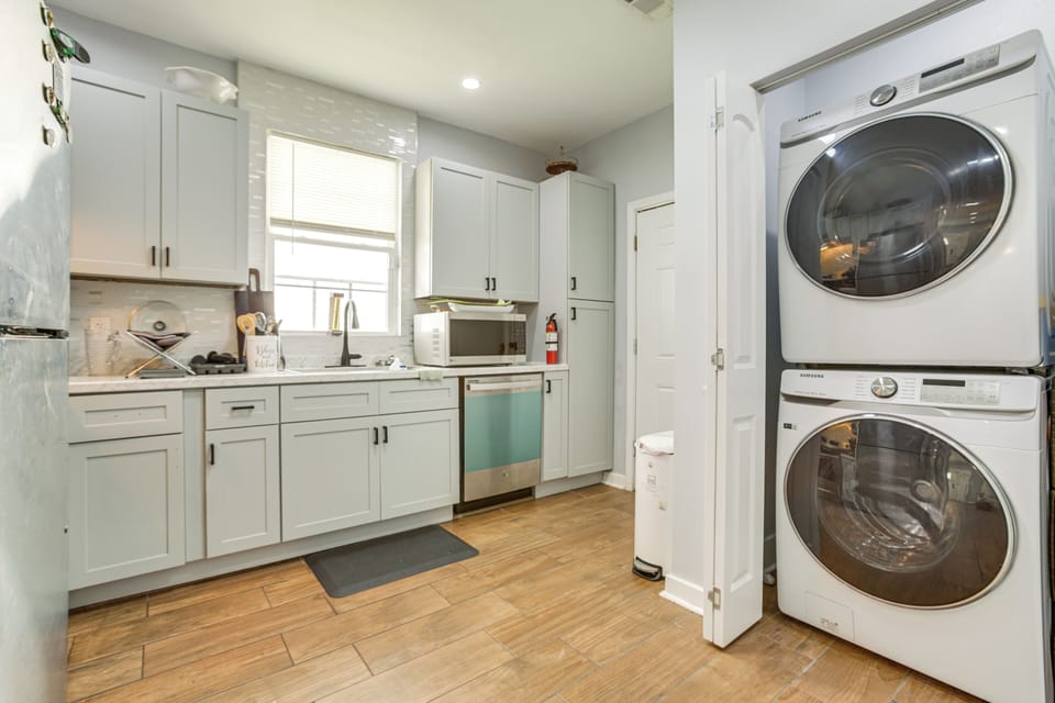 Laundry Closet | Washer & Dryer
