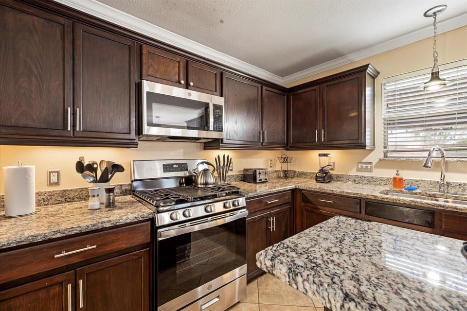 Fully equipped kitchen with high quality granite countertops.