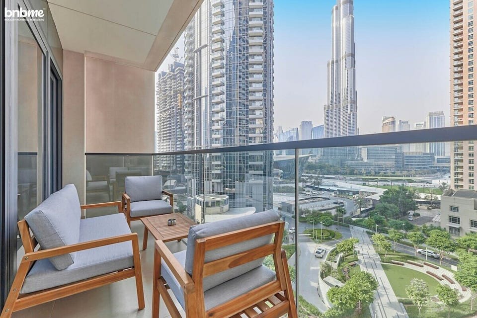 Spacious balcony with Burj Khalifa views—accessible from both the living room and bedroom. Perfect for morning coffee or sunset cityscapes in Downtown Dubai.