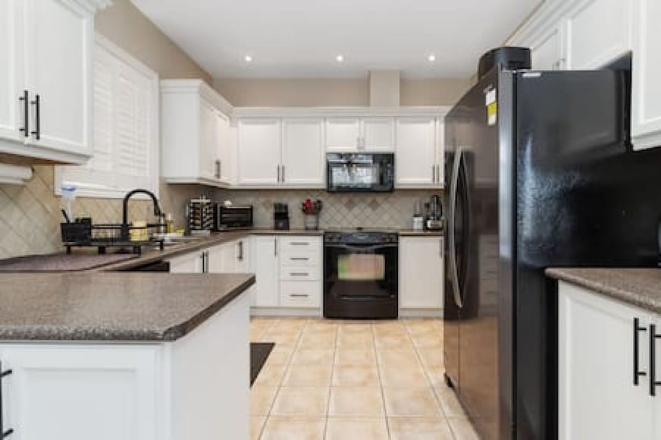 Spacious and bright kitchen with everything you need to prepare all meals