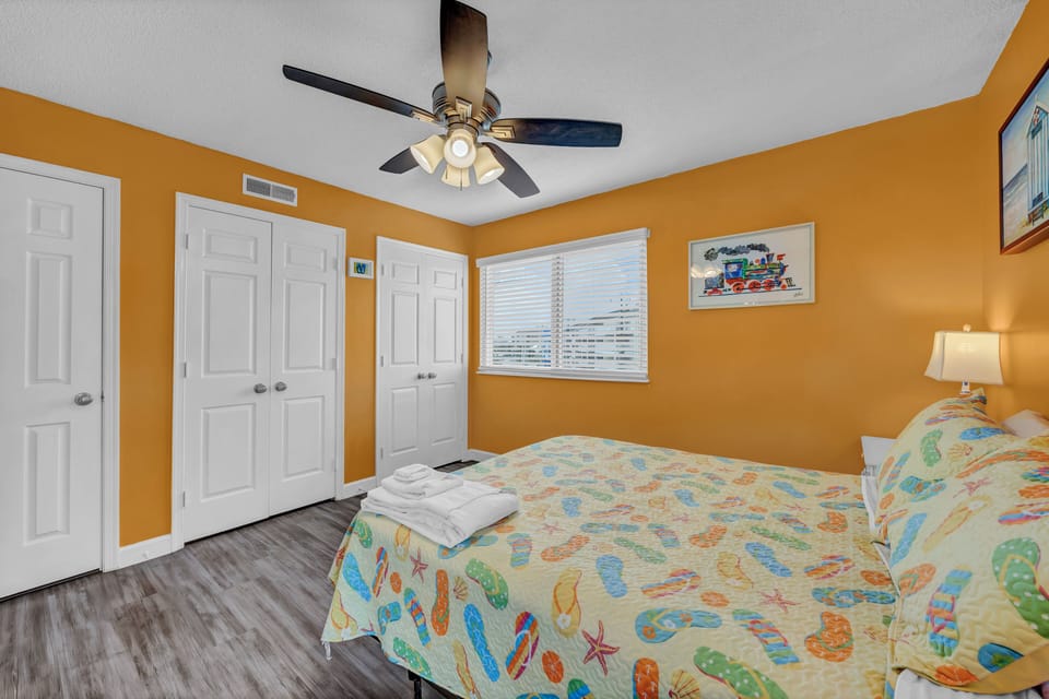 Sunskipper Panoramic Ocean Front – Guest Bedroom