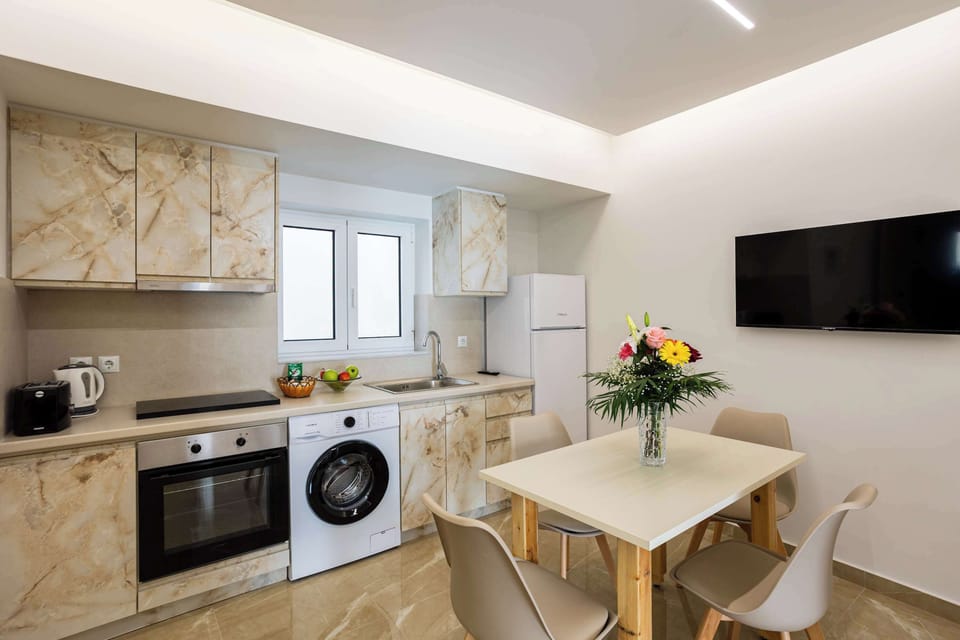 Fully Equipped Kitchen with Modern Appliances – Includes oven, fridge, washing machine, and essentials.