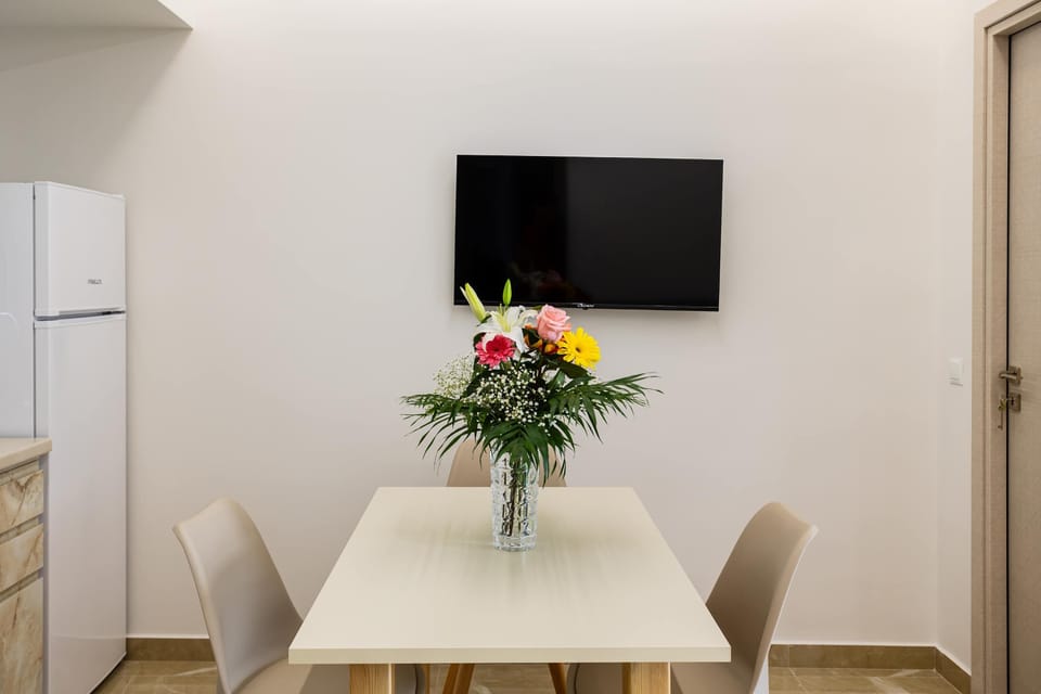 Dining Area with TV – Functional space combining meals and entertainment.