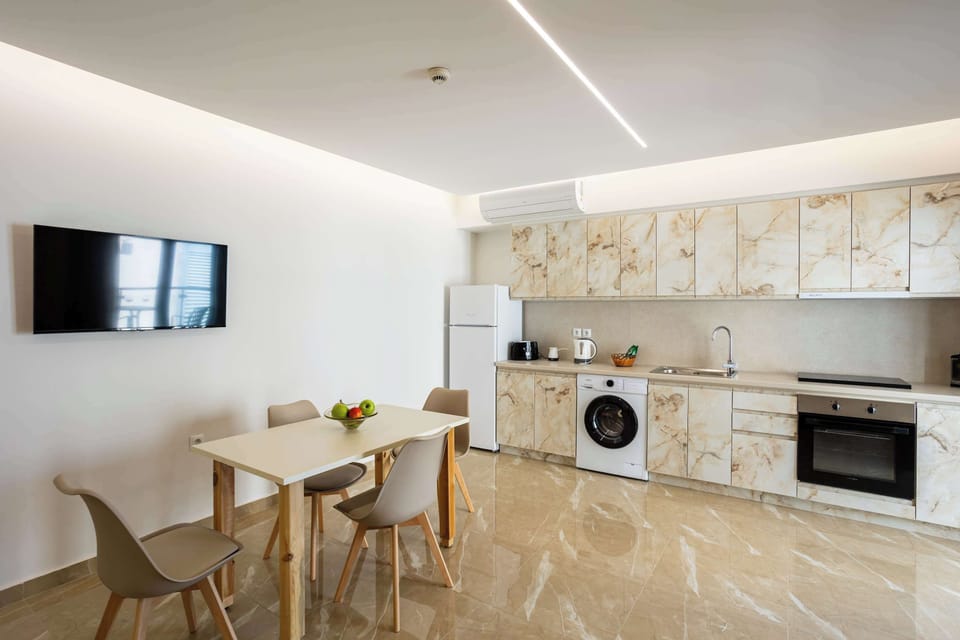Kitchen and Dining Area – Spacious layout with full cooking amenities.