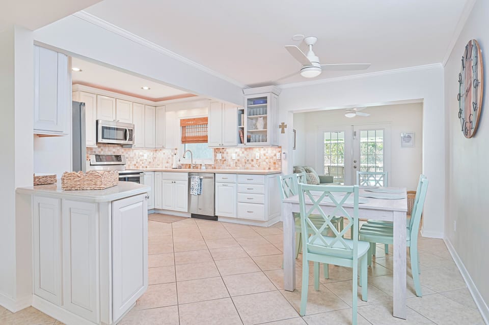 Coral Cove - Kitchen and dining area